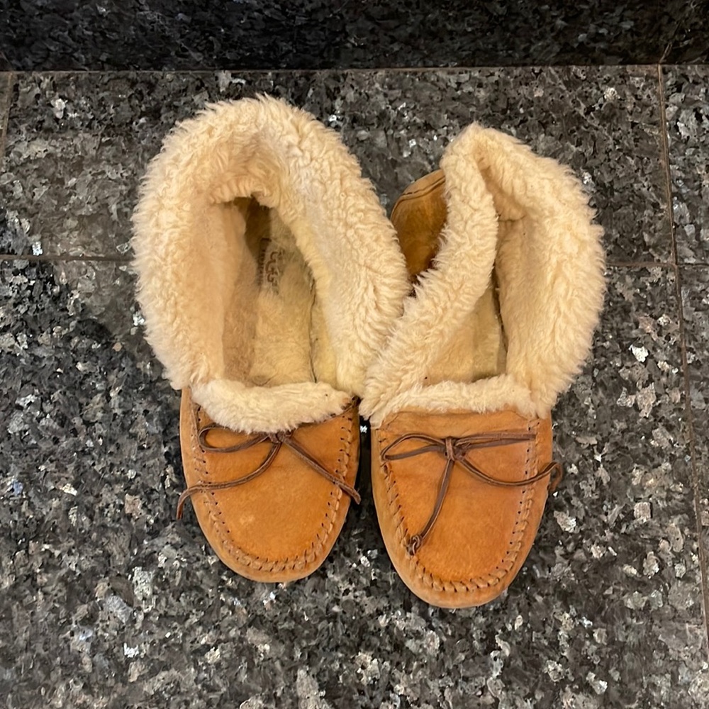 Ugg slippers size US 8